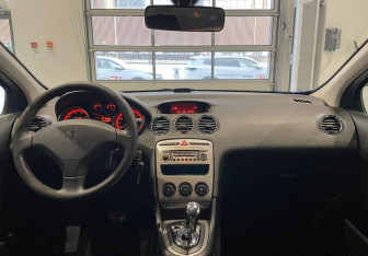 Подержанный автомобиль Peugeot 308 Hatchback 2010 года (11 фото)