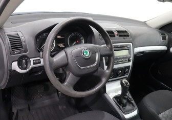 Подержанный автомобиль Skoda Octavia Liftback 2011 года (10 фото)