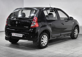 Подержанный автомобиль Renault Sandero 2012 года (5 фото)