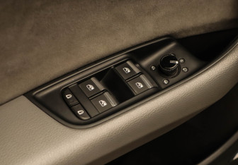 Подержанный автомобиль Audi Q8 2018 года (18 фото)