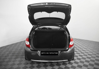 Подержанный автомобиль Citroen C4 Hatchback 2013 года (16 фото)