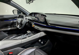 Подержанный автомобиль Changan UNI-V 2023 года (11 фото)