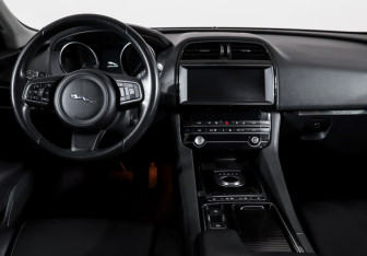 Подержанный автомобиль Jaguar F-Pace 2020 года (12 фото)