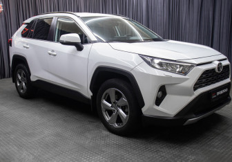Подержанный автомобиль Toyota RAV4 2021 года (3 фото)