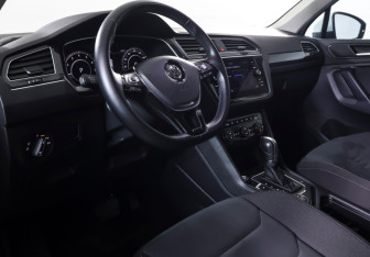 Подержанный автомобиль Volkswagen Tiguan 2018 года (14 фото)