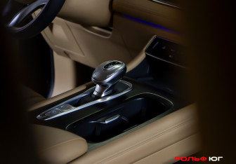 Подержанный автомобиль Voyah Dream 2023 года (16 фото)