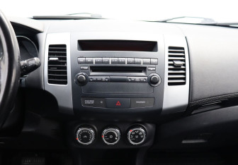 Подержанный автомобиль Peugeot 4007 2010 года (20 фото)