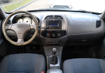 Подержанный автомобиль Chery Tiggo (T11) 2010 года (10 фото)