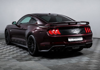 Подержанный автомобиль Ford Mustang Coupe 2017 года (7 фото)