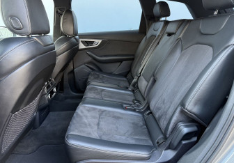 Подержанный автомобиль Audi Q7 2015 года (11 фото)