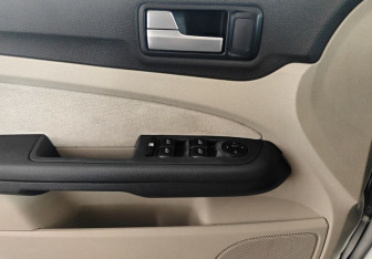 Подержанный автомобиль Ford Focus Sedan 2006 года (16 фото)