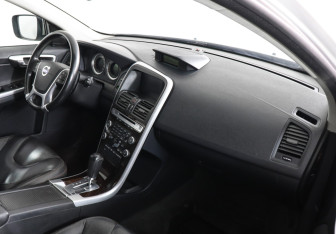 Подержанный автомобиль Volvo XC60 2010 года (10 фото)