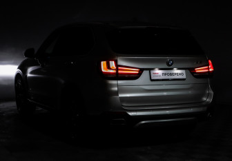 Подержанный автомобиль BMW X5 2015 года (18 фото)