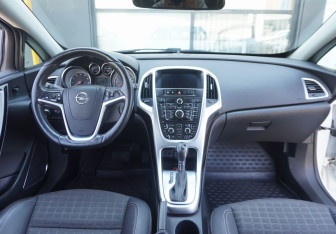 Подержанный автомобиль Opel Astra Hatchback 2013 года (11 фото)