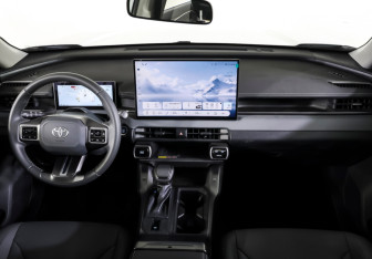 Подержанный автомобиль Toyota RAV4 2025 года (12 фото)