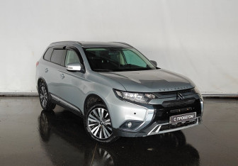 Подержанный автомобиль Mitsubishi Outlander 2019 года (3 фото)