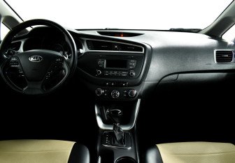 Подержанный автомобиль Kia Ceed Hatchback 2016 года (8 фото)