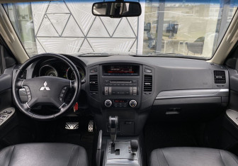 Подержанный автомобиль Mitsubishi Pajero 2013 года (11 фото)