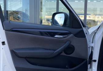 Подержанный автомобиль BMW X1 2011 года (16 фото)