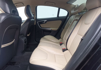 Подержанный автомобиль Volvo S60 2012 года (11 фото)