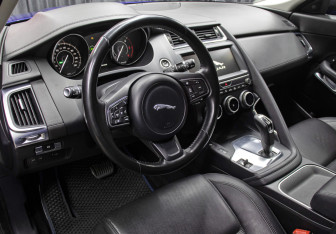 Подержанный автомобиль Jaguar E-Pace 2018 года (15 фото)