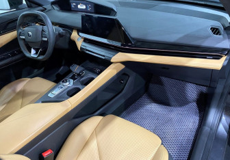 Подержанный автомобиль Changan UNI-V 2023 года (11 фото)