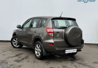 Подержанный автомобиль Toyota RAV4 2010 года (7 фото)