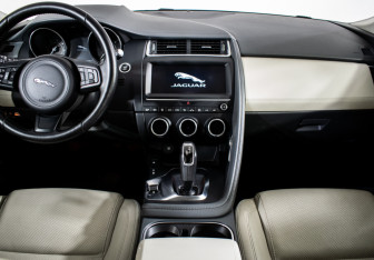 Подержанный автомобиль Jaguar E-Pace 2018 года (11 фото)