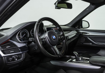 Подержанный автомобиль BMW X5 2015 года (10 фото)