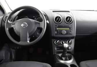 Подержанный автомобиль Nissan Qashqai+2 2011 года (11 фото)