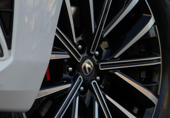 Подержанный автомобиль Changan UNI-K 2023 года (17 фото)