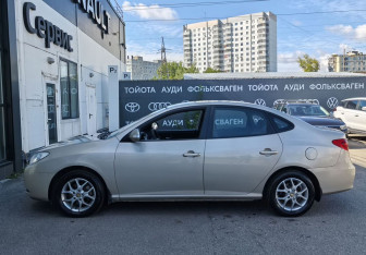 Подержанный автомобиль Hyundai Elantra Sedan 2010 года (8 фото)