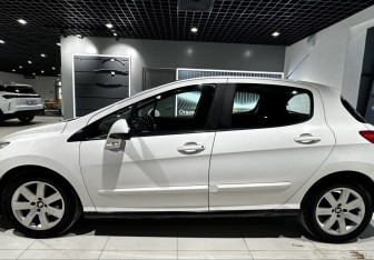 Подержанный автомобиль Peugeot 308 Hatchback 2012 года (2 фото)