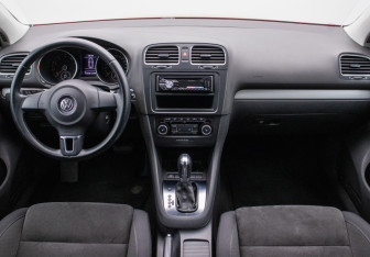 Подержанный автомобиль Volkswagen Golf Hatchback 2012 года (13 фото)