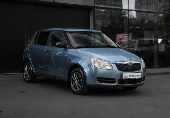 Подержанный автомобиль Skoda Fabia Hatchback 2010 года (3 фото)