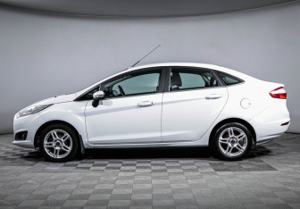 Подержанный автомобиль Ford Fiesta Sedan 2015 года (8 фото)