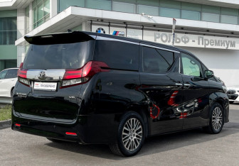 Подержанный автомобиль Toyota Alphard 2017 года (5 фото)