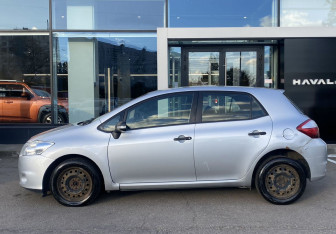 Подержанный автомобиль Toyota Auris Hatchback 2010 года (8 фото)