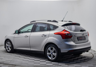 Подержанный автомобиль Ford Focus Hatchback 2012 года (3 фото)