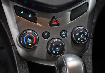 Подержанный автомобиль Chevrolet Aveo Hatchback 2014 года (18 фото)