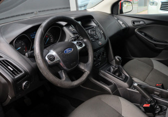 Подержанный автомобиль Ford Focus Hatchback 2013 года (12 фото)