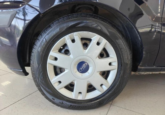 Подержанный автомобиль Ford Fusion 2007 года (16 фото)