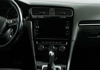 Подержанный автомобиль Volkswagen Golf Hatchback 2019 года (10 фото)