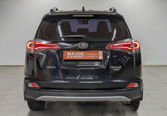 Подержанный автомобиль Toyota RAV4 2019 года (6 фото)