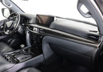 Подержанный автомобиль Lexus LX 2018 года (10 фото)