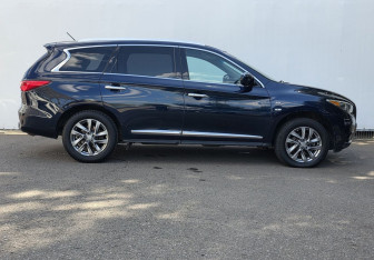 Подержанный автомобиль Infiniti QX60 2015 года (4 фото)