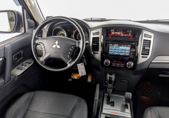 Подержанный автомобиль Mitsubishi Pajero 2014 года (28 фото)