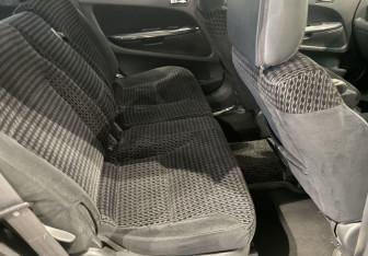 Подержанный автомобиль Honda Stream 2002 года (11 фото)