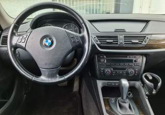 Подержанный автомобиль BMW X1 2011 года (13 фото)
