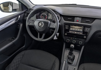 Подержанный автомобиль Skoda Octavia Liftback 2019 года (27 фото)